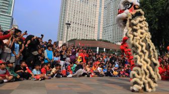 Sejumlah seniman beraksi memainkan barongsai saat berlangsungnya Car Free Day di Bundaran Hotel Indonesia, Jakarta, Minggu (26/1). [Suara.com/Alfian Winanto]