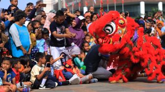 Sejumlah seniman beraksi memainkan barongsai saat berlangsungnya Car Free Day di Bundaran Hotel Indonesia, Jakarta, Minggu (26/1). [Suara.com/Alfian Winanto]

