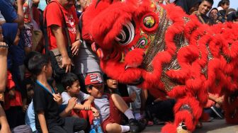 Sejumlah seniman beraksi memainkan barongsai saat berlangsungnya Car Free Day di Bundaran Hotel Indonesia, Jakarta, Minggu (26/1). [Suara.com/Alfian Winanto]
