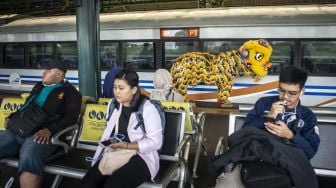 Barongsai beraksi di peron Stasiun Gambir, Jakarta, Sabtu (25/1).  [ANTARA FOTO/Aprillio Akbar]
