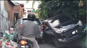 Avanza-Sigra Berpapasan di Gang Sempit, Ada yang Sampai Naik Tembok