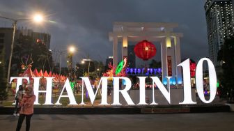 Suasana di area Thamrin 10 yang di hiasi instalasi lampion dalam rangka merayakan Tahun Baru Imlek di Jakarta Pusat, Minggu (26/1). [Suara.com/Alfian Winanto]