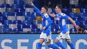 Bek Napoli Piotr Zielinski (kiri) merayakan golnya dengan penyerang Napoli Arkadiusz Milik dan bek Napoli Giovanni Di Lorenzo setelah membuka skor selama pertandingan sepak bola Serie A Italia Napoli melawan Juventus, di Stadioan San Paolo, Naples, Italia, Senin (27/1) dini hari WIB. [Alberto PIZZOLI / AFP]