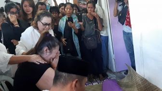 Tiba di Rumah Duka, Tangisan Anak Sulung Johny Indo yang TSK MeMiles Pecah