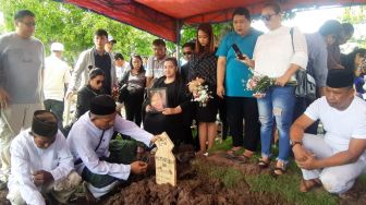 Johny Indo Dikubur Secara Islam, Anak: Papi Tuh Kiai