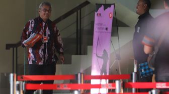 Ketua KPU Pusat, Arief Budiman berjalan meninggalkan ruang pemeriksaan usai diperiksa dan dimintai keterangan di Gedung KPK, Jakarta Selatan, Selasa (28/1). [Suara.com/Alfian Winanto]