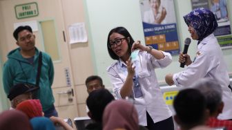 Petugas Pencegahan dan Pengendalian Infeksi (PPI) RSUD Pasar Minggu mempraktekkan cara memakai masker yang benar kepada pasien saat penyuluhan terkait pencegahan virus Corona (2019-nCoV) di RSUD Pasar Minggu, Jakarta Selatan, Rabu (29/1). [Suara.com/Angga Budhiyanto]