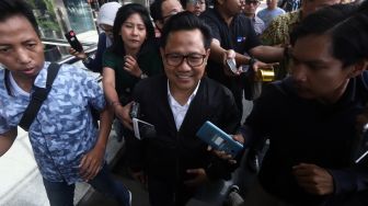 Wartawan memberikan pertanyaan ke Ketua Umum Partai Kebangkitan Bangsa (PKB) Muhaimin Iskandar memasuki mobil usai menjalani pemeriksaan di gedung KPK, Jakarta,Rabu (29/1). [Suara.com/Angga Budhiyanto]