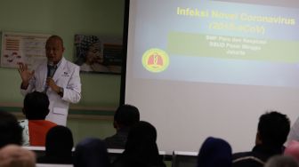 Dokter memberikan penyuluhan terkait pencegahan virus Corona (2019-nCoV) di RSUD Pasar Minggu, Jakarta Selatan, Rabu (29/1). [Suara.com/Angga Budhiyanto]