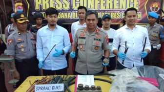 Dua Pria Ini Nekat Curi Kabel Listrik Aktif Tegangan Tinggi di Kota Cilegon