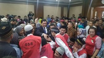 Hadapi Sidang Vonis, Pendukung Luthfi Membludak di Ruang Sidang