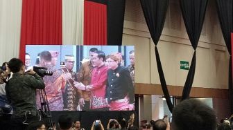 Pakai Cheongsam merah, Jokowi Hadiri Perayaan Imlek Nasional