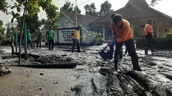 Banjir Bandang di Ijen, Warga Mulai Bersihkan Lumpur