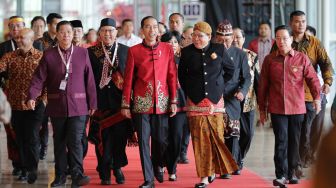 Jokowi Pakai Cheongsam Buatan Anne Avantie, Akun Kemenparekraf Dihujat?