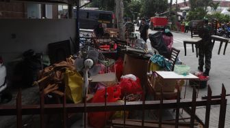 Penghuni menata barang-barang miliknya saat proses pengosongan rumah dinas Kodam Jaya di Komplek Kodam Jaya, Jakarta Pusat, Kamis (30/1). [Suara.com/Angga Budhiyanto]
