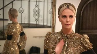 Mewah, Intip Pesona Charlize Theron Pakai Gaun Emas Louis Vuitton