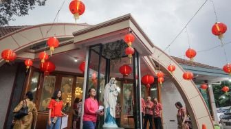 Umat Katolik mengikuti misa tahun baru Imlek Gereja Santa Perawan Maria Regina yang dihiasi dengan lampion di Solo, Jawa Tengah, Rabu (29/1).[ANTARA FOTO/Mohammad Ayudha]