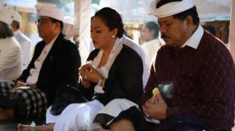 Bupati Eka Wiryastuti "Nyaksi" Prosesi Melasti di Pura Luhur Batukaru