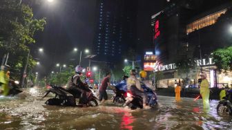Nekat Terobos Banjir, Kendaraan Warga Surabaya Mogok di Tengah Genangan