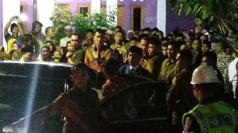 Jokowi Bagi-bagi Buku dan Baju Usai Hadiri Ijab Qobul Anak Ulama di Bantul