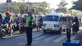 Di Jayapura, Murid TK Ikut Atur Lalu Lintas