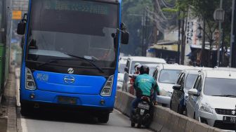 Dihadang Polisi di Jalur Transjakarta, Pemotor Panik Lawan Arah