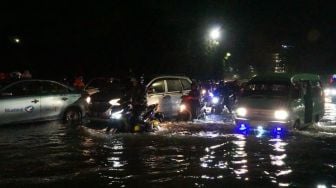 Banjir di Surabaya, Whisnu: Faktor Sampah Menyumbat Saluran