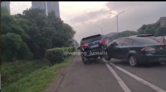 Mazda2 Hantam Bokong Kijang Innova di Tol, Diduga Salah Injak Pedal Gas