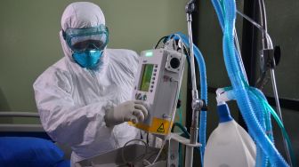 Tim medis melakukan pemeriksaan terhadap seorang pasien saat kegiatan simulasi penanganan virus Corona di RSUD Dr. Loekmono Hadi, Kudus, Jawa Tengah, Sabtu (1/2).   [ANTARA FOTO/Yusuf Nugroho]
