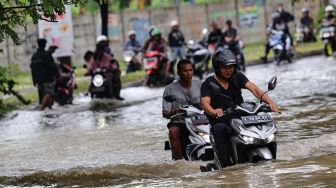 Banjir Kembali Rendam Jakarta, Tagar #GubernurTerbodoh Sindir Anies?