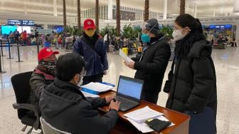 Tim gabungan dari KBRI Beijing melakukan pendataan nama-nama WNI yang hendak dievakuasi di Bandara Internasional Tianhe, Wuhan, Hubei, China, Sabtu (1/2). [ANTARA FOTO/KBRI Beijing]