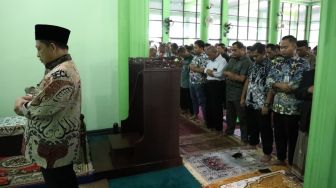 Mendagri Imani Salat Jumat di Masjid At-Taqwa, Bandara Internasional Juanda