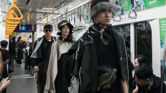 Model berpose saat memperagakan busana pada acara Fashion Rock 2020 di Stasiun MRT Jakarta, Jumat (31/01). [Suara.com/Alfian Winanto]