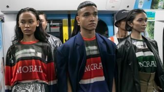 Model berpose saat memperagakan busana pada acara Fashion Rock 2020 di Stasiun MRT Jakarta, Jumat (31/01). [Suara.com/Alfian Winanto]