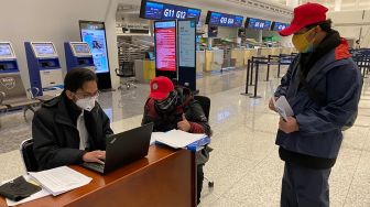 Tim gabungan dari KBRI Beijing melakukan pendataan nama-nama WNI yang hendak dievakuasi di Bandara Internasional Tianhe, Wuhan, Hubei, China, Sabtu (1/2). [ANTARA FOTO/KBRI Beijing]