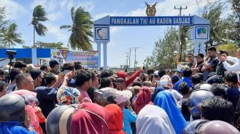 Sejumlah warga Natuna melakukan aksi unjuk rasa di depan gerbang pangkalan TNI Angkatan Udara Raden Sadjad, Ranai, Natuna, Kepulauan Riau, Sabtu (1/2).  [ANTARA FOTO/Cherman]
