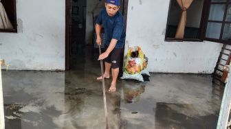 Banjir Surut, Warga Kota Surabaya Mulai Bersihkan Rumah