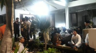 Gus Sholah Tiba di Rumah Duka, Ipang Wahid Pimpin Salat Jenazah