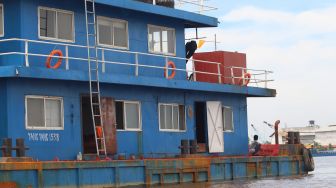 Sebuah kapal asing dengan nomor lambung Yang-Yang 1538 asal Guangzhou, China berada dalam posisi lego jangkar di Sungai Kapuas, Pontianak, Kalimantan Barat, Sabtu (1/2). [ANTARA FOTO/Jessica Helena Wuysang]