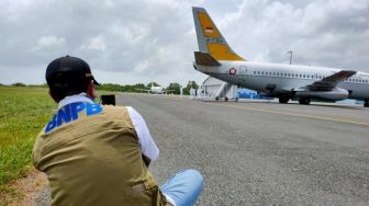 Detik-detik Pesawat Pembawa WNI dari Wuhan Datang, Penjagaan Super Ketat
