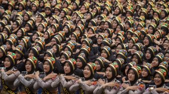 Penari menampilkan tarian Ratoh Jaroe dari Aceh pada acara Garapan Massal 1001 Penari di Balaikota, Solo, Jawa Tengah, Minggu (2/2). [ANTARA FOTO/Mohammad Ayudha]