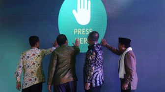 Chairman Multi Inti Sarana Group Tedy Agustiansjah (kedua kanan), CEO Multi Usaha Syariah Muhd Imanuddin Nur (kedua kiri), Sekretaris Kecamatan Limo Kota Depok Ahmad Ubaidillah (kiri) serta Ketua MUI dan Ketua DMI Kota Depok Nasri Muhammad (kanan) meresmikan Multi Usaha Syariah (MUS) Halal Convenience Store di kawasan Meruyung, Depok, Jawa Barat, Minggu (2/2). [Suara.com/Angga Budhiyanto]