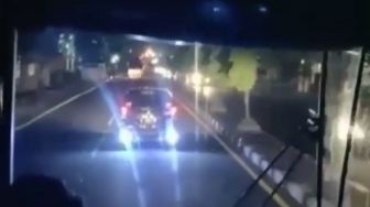 Lampu Tembak Mengarah Belakang, Pengendara Xenia Ini Nyaris Bikin Penumpang Satu Bus Celaka