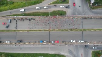 Warga mengikuti kegiatan senam di Fly Over Bandara Internasional Minangkabau (BIM), di Padangpariaman, Sumatera Barat, Minggu (2/2). [ANTARA FOTO/Iggoy el Fitra]