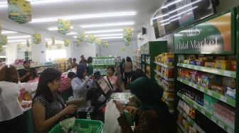 Sejumlah pembeli berbelanja di Multi Usaha Syariah (MUS) Halal Convenience Store, Meruyung, Depok, Jawa Barat, Minggu (2/2). [Suara.com/Angga Budhiyanto]