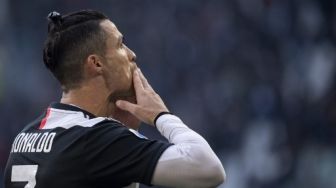 5 Hits Bola : Cristiano Ronaldo Terciduk Berlatih di Stadion Madeira