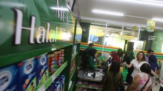 Sejumlah pembeli berbelanja di Multi Usaha Syariah (MUS) Halal Convenience Store, Meruyung, Depok, Jawa Barat, Minggu (2/2). [Suara.com/Angga Budhiyanto]