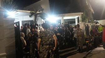 Pelayat Berdatangan ke Rumah Gus Sholah, Banser NU Berjaga