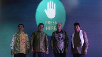 Chairman Multi Inti Sarana Group Tedy Agustiansjah (kedua kanan), CEO Multi Usaha Syariah Muhd Imanuddin Nur (kedua kiri), Sekretaris Kecamatan Limo Kota Depok Ahmad Ubaidillah (kiri) serta Ketua MUI dan Ketua DMI Kota Depok Nasri Muhammad (kanan) bersiap meresmikan Multi Usaha Syariah (MUS) Halal Convenience Store di kawasan Meruyung, Depok, Jawa Barat, Minggu (2/2). [Suara.com/Angga Budhiyanto]