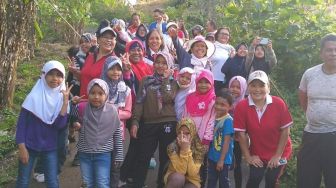 Jemaat GMAHK dan umat muslim jalan sehat bersama sambil bersihkan lingkunga